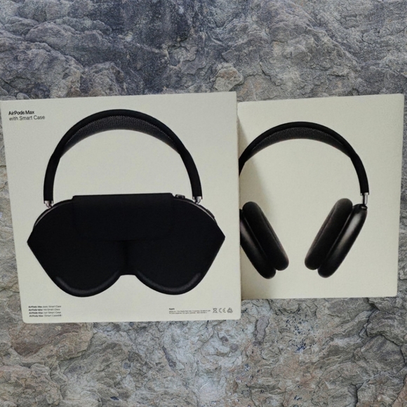 Apple AirPods Max - Midnight Black - Picture 6 of 10